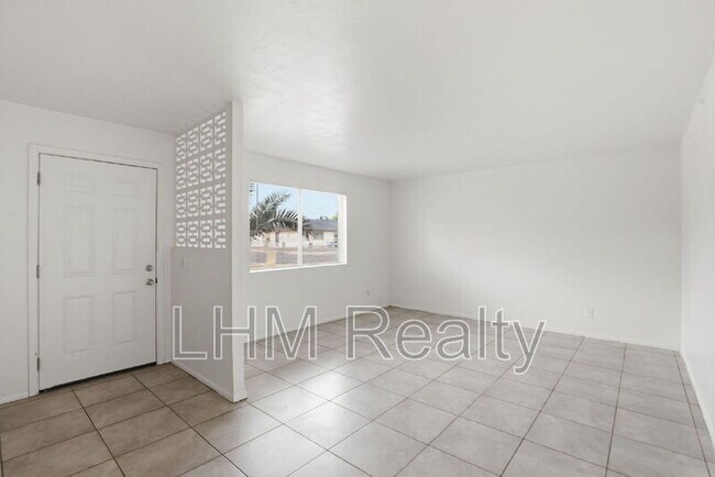 Building Photo - 5321 W Lewis Ave