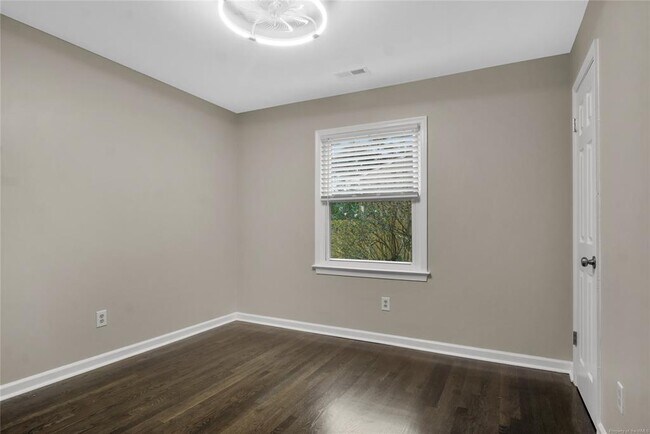 Building Photo - 117 Queen Mary Ct