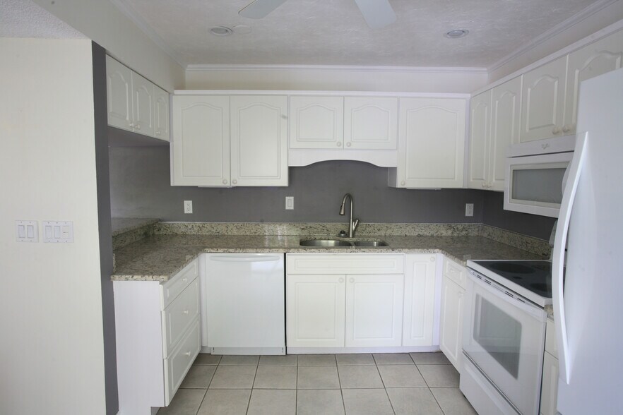 kitchen - 1636 Brookhouse Dr