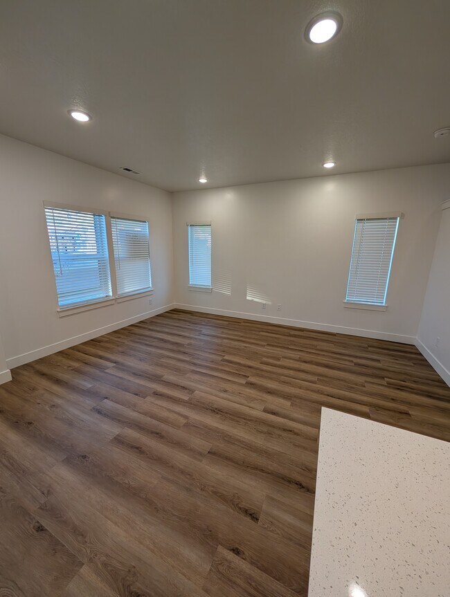 Building Photo - 258 W 925 N