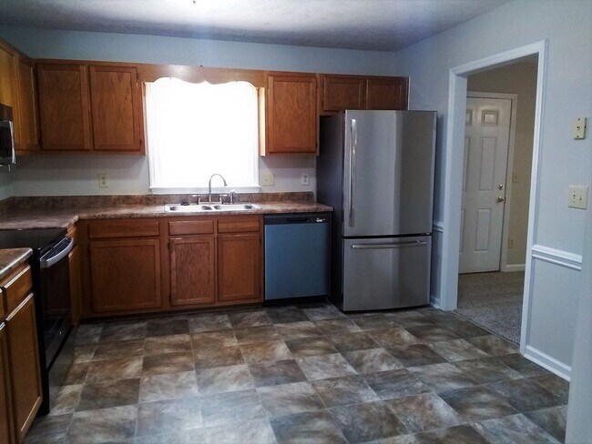 Building Photo - UPDATED & SPACIOUS 3 Bedroom 2 Bathroom home close to SHOPPING & FT BRAGG!!