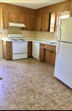 Kitchen with appliance - 108 Hunter Dr