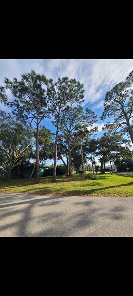 Building Photo - 1703 John Anderson Dr