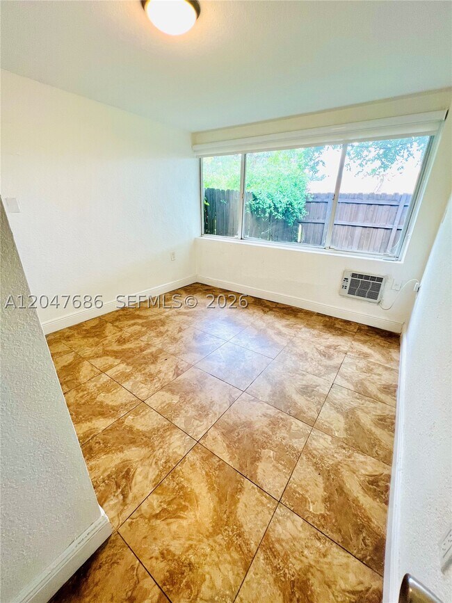 Building Photo - 410 Pinecrest Dr