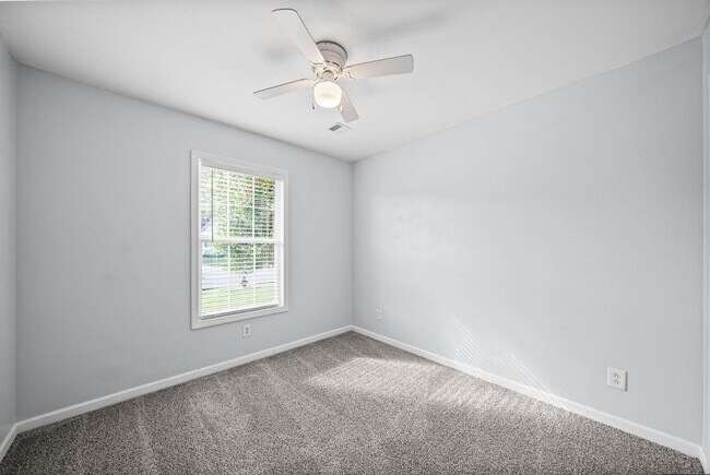Building Photo - Pet Friendly Three Bedroom!