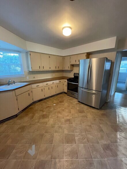 Building Photo - 4770 Greenfield Dr