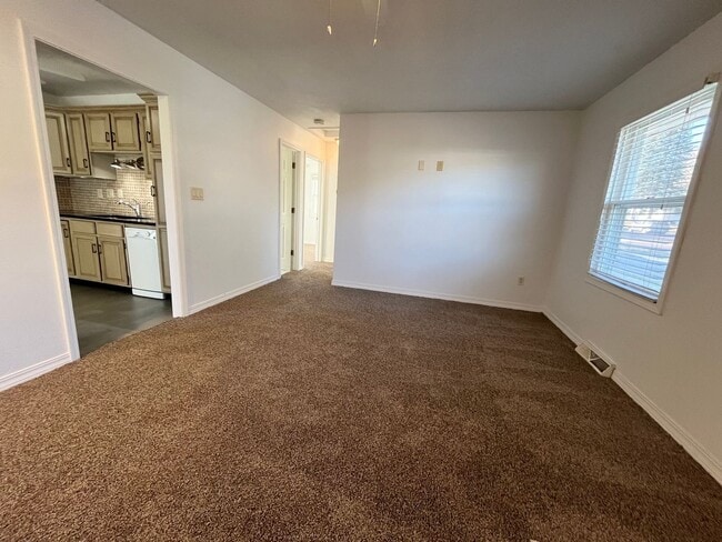 Building Photo - Spacious 2 Bed/2 Bath with Fenced in Yard!