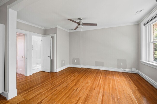 Building Photo - Beautiful Renovated 3 Bedroom 2.5 Bath off...