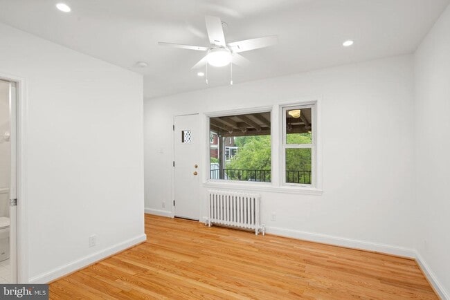 Building Photo - 16 E Linden St