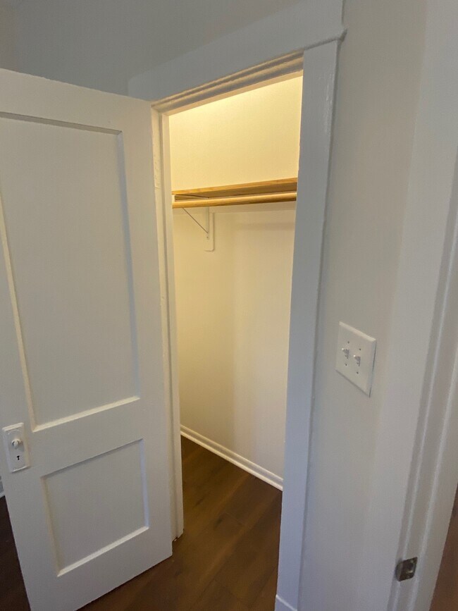 Building Photo - 1425 W Albion Ave