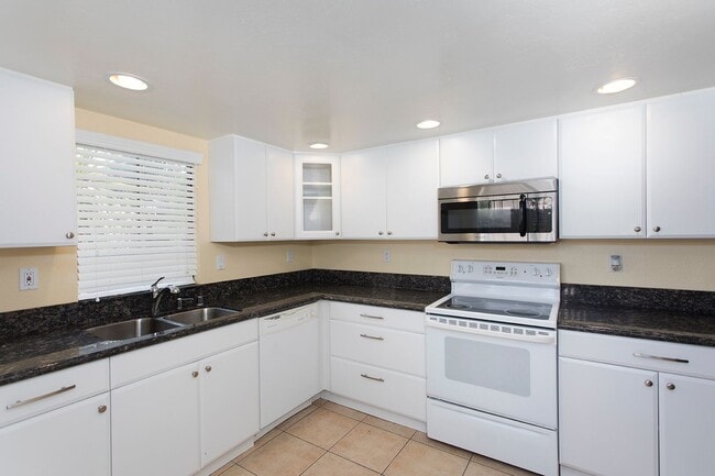 Building Photo - COMING SOON! 3BR Townhouse with Washer/Dry...