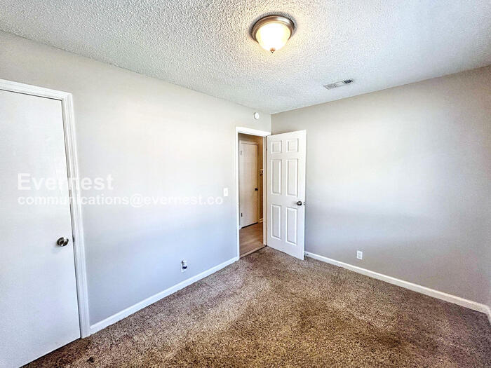 Building Photo - 4228 Valley Grove Dr