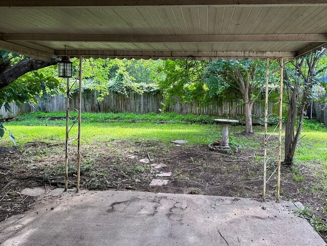 Building Photo - 3 Bedroom / 2 Bath / 2 Car Garage