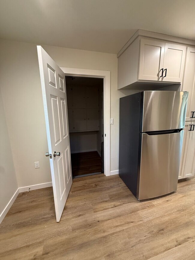 Building Photo - Large Brand New Remodeled 1 Bedroom unit with Washer Dryer Hookups - MUST SEE!!!