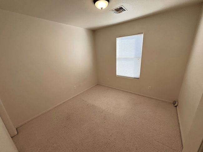 Building Photo - Riverhaven Great Central Location