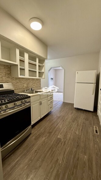 Building Photo - 935 Sims Ave