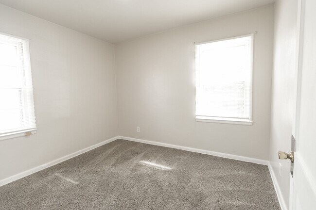 Building Photo - 5 Bed 2 Bath House