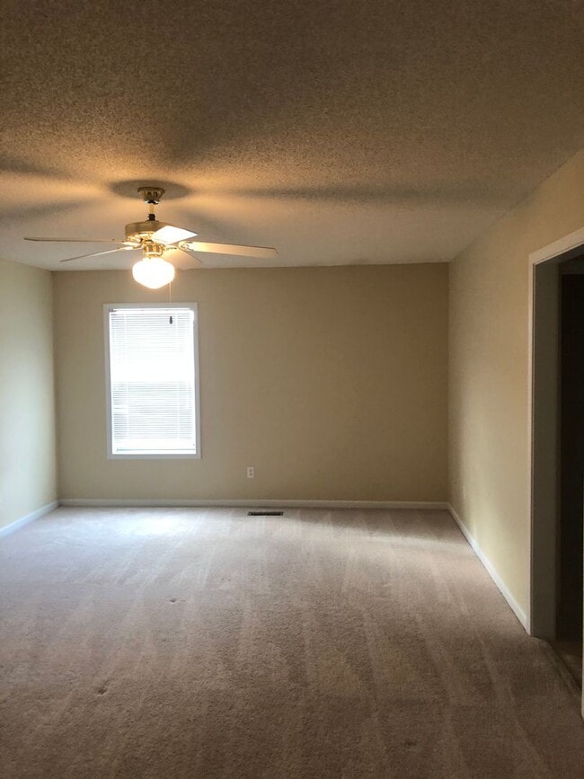 Building Photo - Foxhill Commons!!  NEW CARPET..