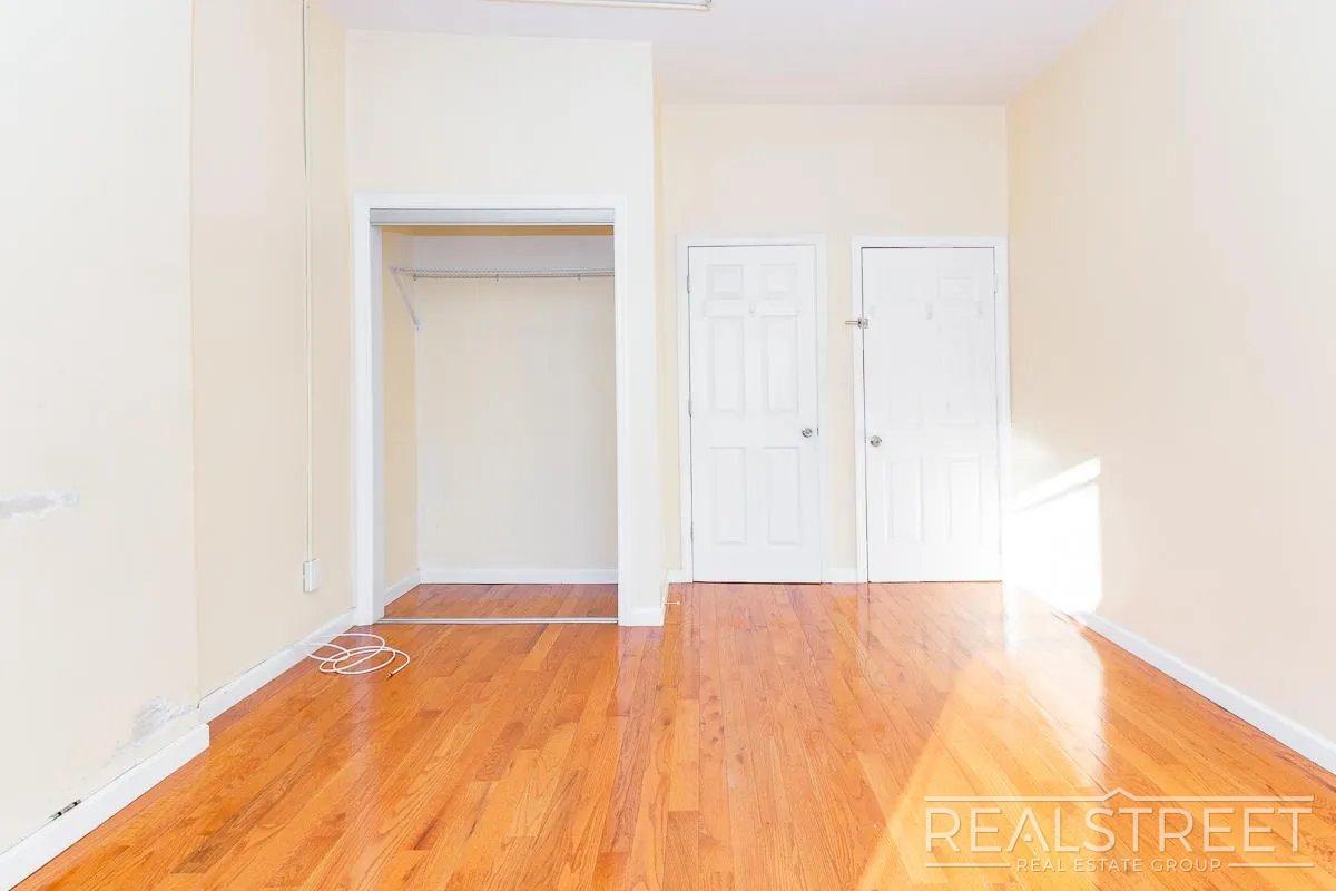 Building Photo - ? Spacious 2 Bedroom Apartment in Bushwick ?