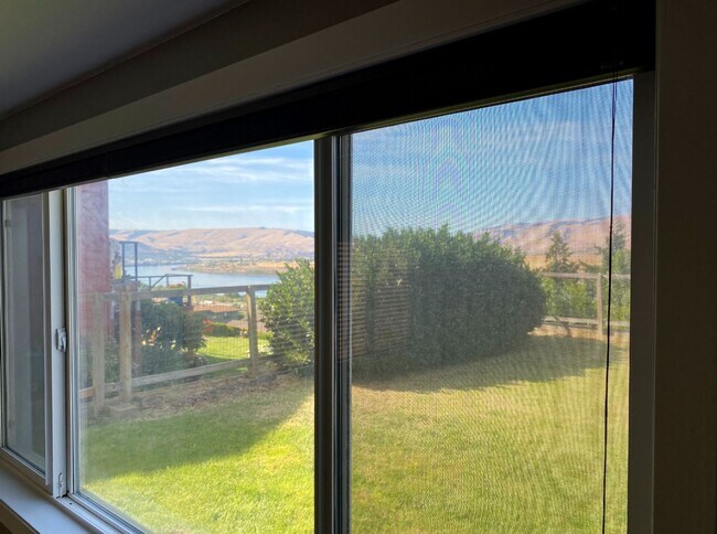 Building Photo - Home With Amazing River Views!