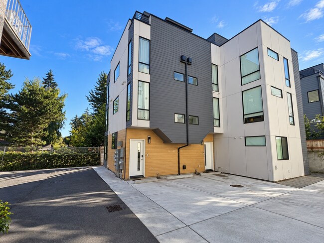 Building Photo - 9212 Roosevelt Way NE