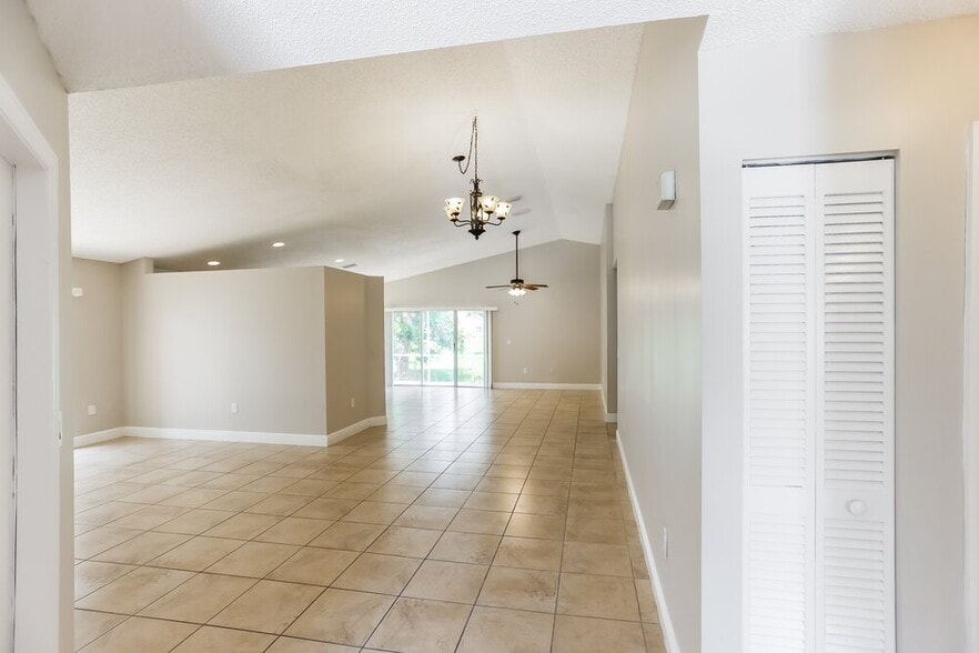 Building Photo - 3049 NW 72nd Ave