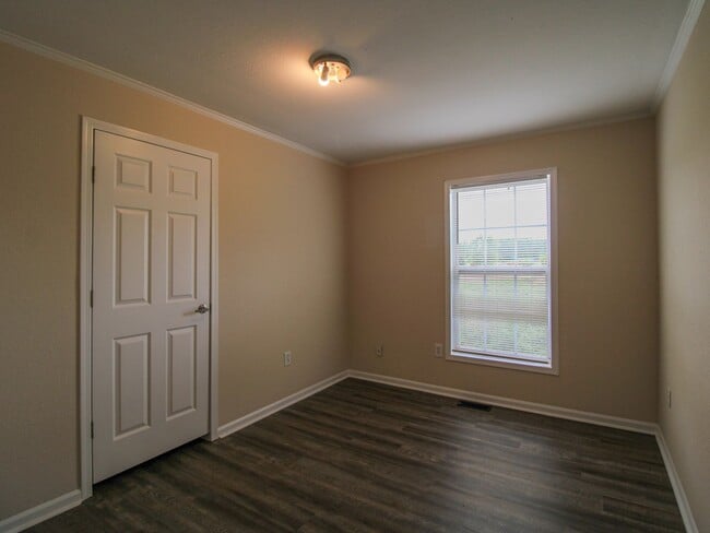 Building Photo - 122 Meadows Ln