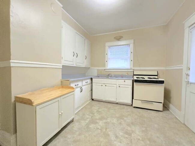 Building Photo - 218 E Navarre St