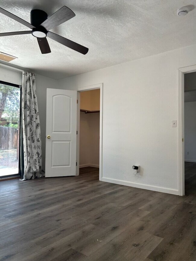 Building Photo - Please contact Vaughn Realty to set up an appointment, 760-446-6561