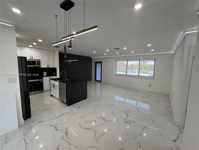 Building Photo - 8600 Taft St