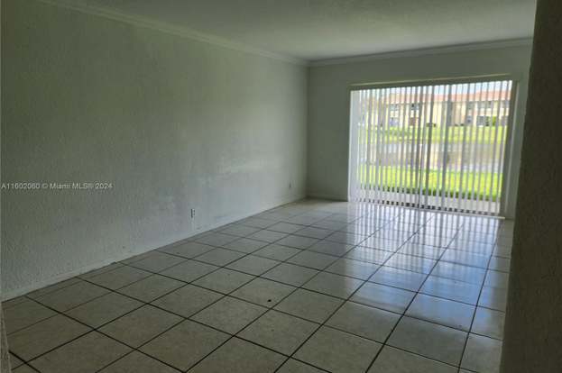 Building Photo - 10149 Twin Lakes Dr