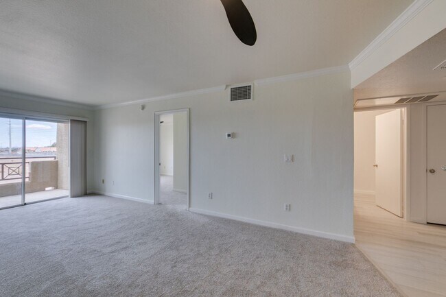 Building Photo - 8070 W Russell Rd