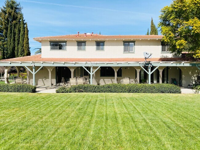 Building Photo - Extraordinary home with expansive yard on a flag lot in Mountain View.  Great Location and Schools.