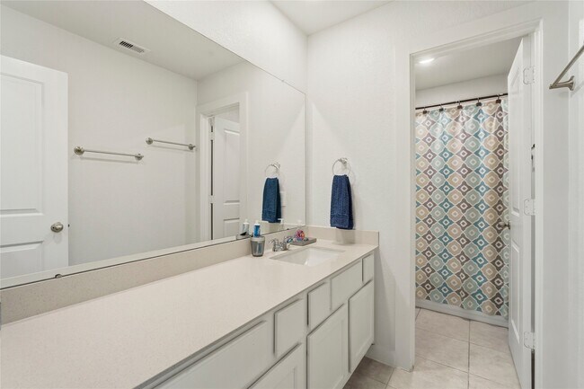 Building Photo - 15647 Roscobie Park Dr