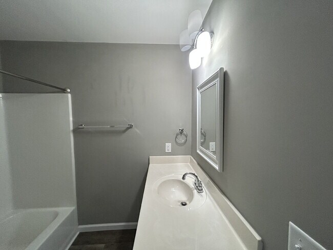 Building Photo - 2BD 2BA DUPLEX IN BAXTER