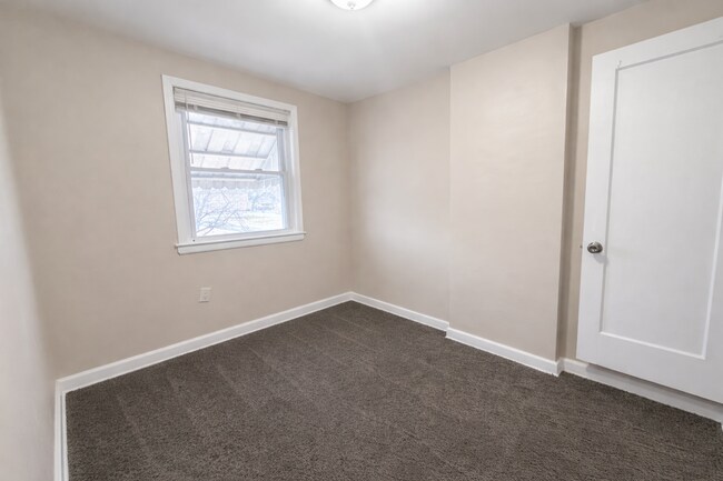 Building Photo - Charming Updated 2BR Rowhome with Modern Kitchen & Washer/Dryer