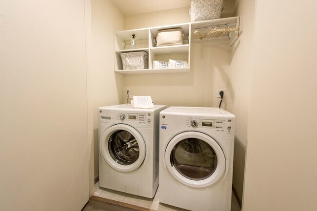 Building Photo - Live Luxury Near Hermann Park – 1 Month Free!