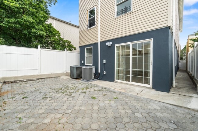 Building Photo - 409 66th St