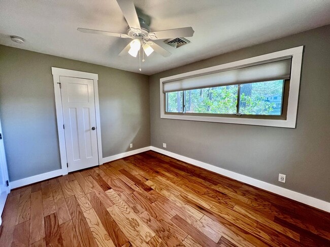 Building Photo - Beautiful waterfront home