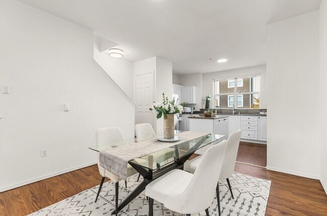 Building Photo - Spacious 2-Bed, 2-Bath Townhome Near Lynnwood & Mill Creek – Modern Comfort & Prime Location!