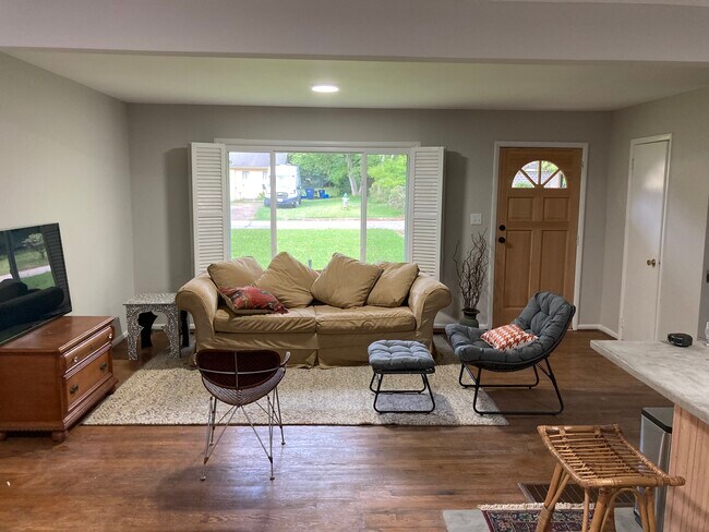 Building Photo - 210 Vista Dr