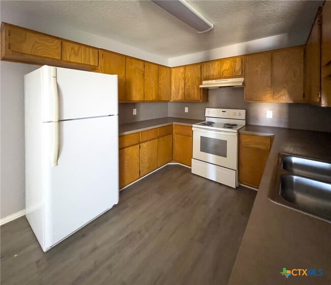 Building Photo - 2804 Alma Dr