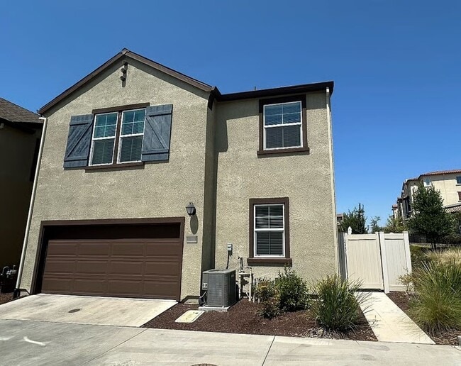 Building Photo - 4 bedroom Campus Oaks Home located on a Co...