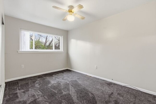 Building Photo - Huge ranch style home with Detached Section 8 Accepted