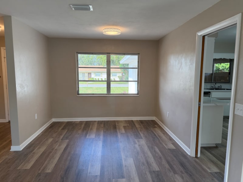 Building Photo - 1500 Ave E NE