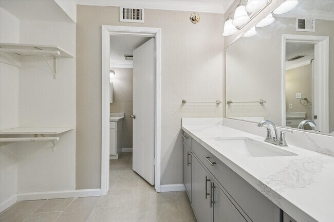 Building Photo - 11957 Bob White Dr