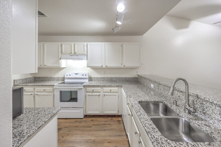 Building Photo - 3660 Renovah St