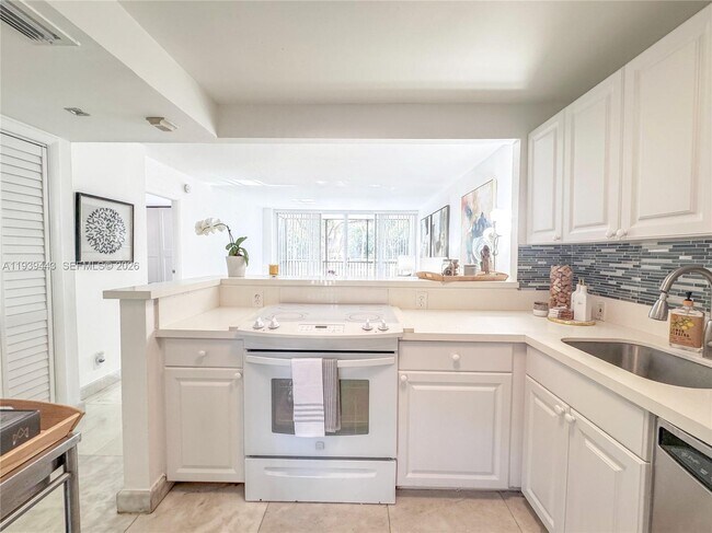 Building Photo - 3301 N Country Club Dr