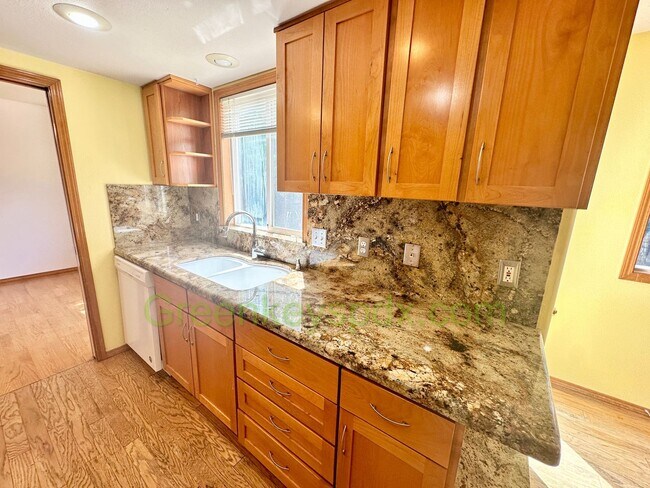 Building Photo - Beautiful 3-Bedroom House with 2.5 Bathroo...