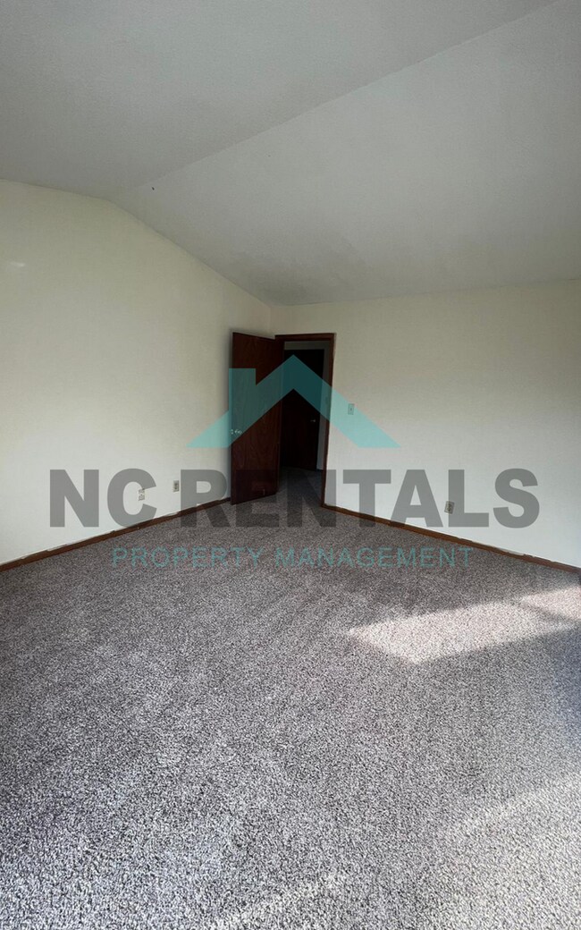 Building Photo - 340 Vista Cir